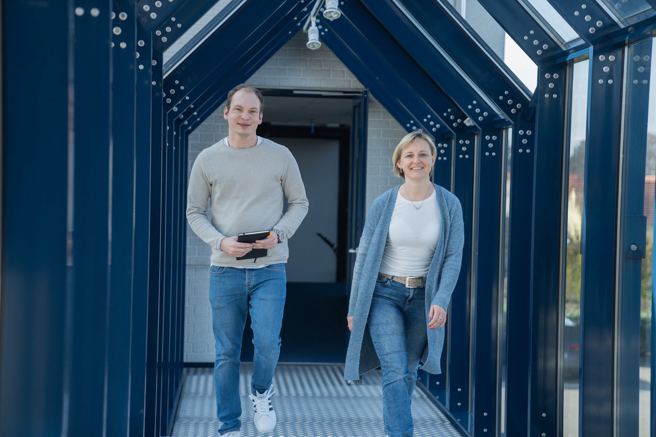 HSH Mitarbeiter gehen durch Gang